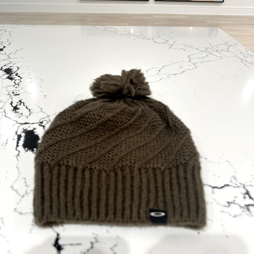Oakley Brown Knit Beanie.  New condition no tags.  One size.